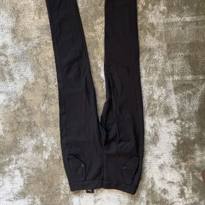 Svarta kostymbyxor - Väl använda men fortfarande bra skick.