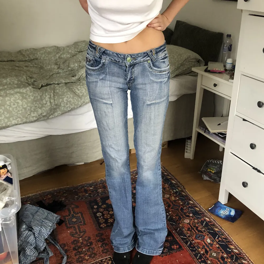 Riktigt feta jeans lite y2k vibe passar till allt love them, midjemått: 35cm innerbenslängd: 82cm. Jeans & Byxor.