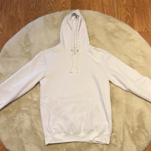 Hoodie Pier One - Vit hoodie från Pier One. Fint skick men liten i storleken.