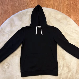 Hoodie Pier One - Svart hoodie från Pier One. Fint skick men liten i storleken.