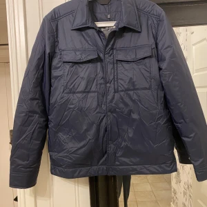 J Lindeberg jacka - En helt ny jacka från J Lindeberg som aldrig är använd och lapparna kvar skick 10/10 färg: mörkblå  Jackan kostar 2200kr från butik