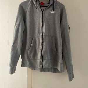 Nike hoodie - Säljes denna Nike hoodie, storlek large, känns som en m/l