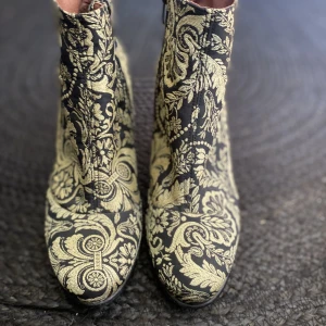Superfina stövletter  - Stövletter i guldbrokad, skinnfodrade. Stl.40, 10cm klack. Använda ett fåtal gånger