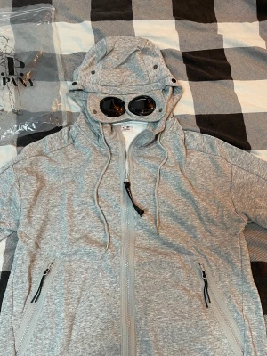 C.P company zip - Cp company zip tröja som endast är provad en gång finns plast påse osv kvar storlek M nypris är runt 3000