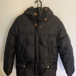 Vinterjacka peak performance  - Frech vinterjacka använd men hel och ren storlek L men är som en M 