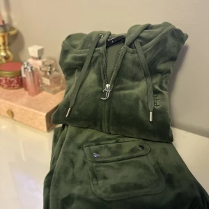 Juicy Couture sett  - Nu säljer jag detta Juicy Settet (äkta såklart) Jag älskar färgen men de har tyvärr blivit för stora för mig:(  Byxorna är i storlek M och koftan är S!  Inga som helst defekter!!! Skriv vid eventuella frågor :) 