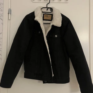 Jeansjacka - En svart tjock jeansjacka med vitt ludd supervarm. Allt är helt. Köparen står för frakten eller mötas upp. Dm för frågor❤️