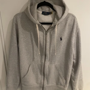 Polo ralph lauren hoodie  - Polo ralph lauren hoodie använt ett antal gånger men kommer i bra skick.  Skriv för mer info 