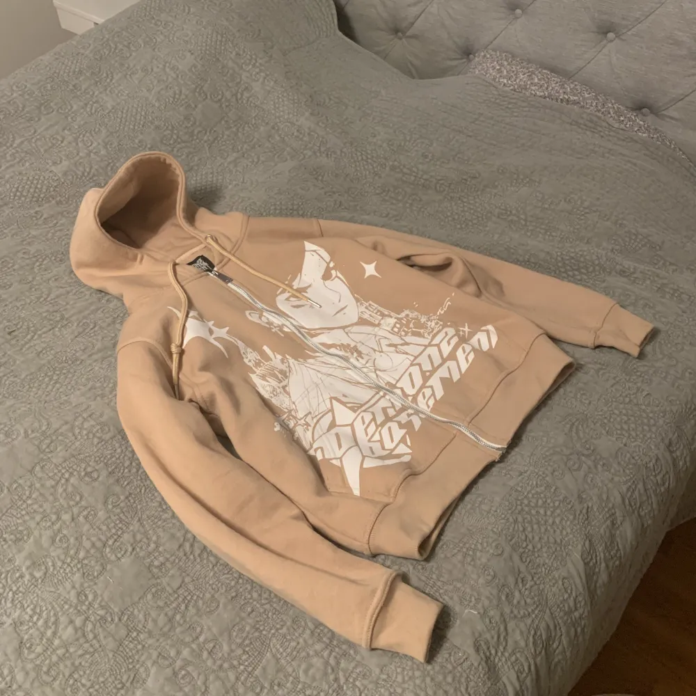 Säljer min Demons Bazement zip pga att dene för liten för mig. Helt ny jag har aldrig använt den. Vill bli av med den så fort jag kan så kom med bud Jag är 180 och den är för liten för mig. Hoodies.