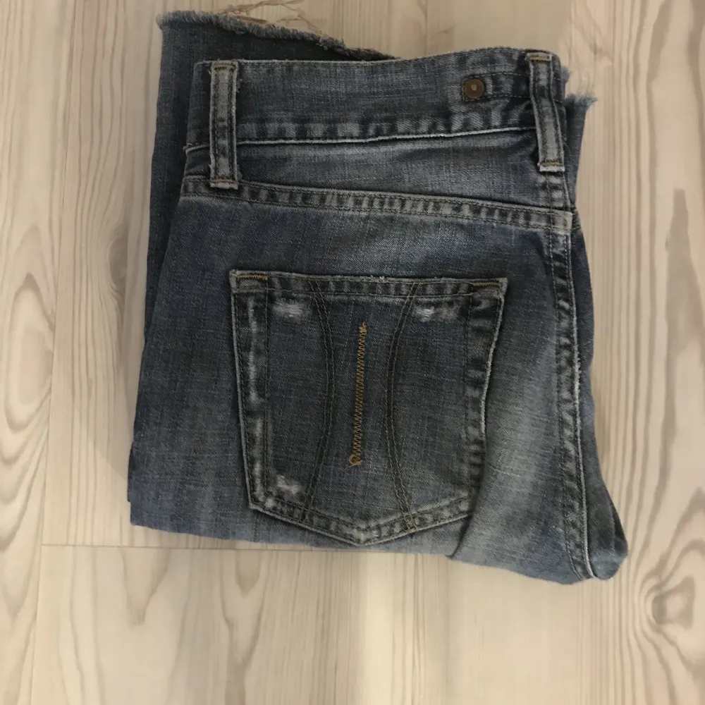 as snygga low waist bootcut jeans💕 snyggt tryck på fickorna, väldigt bra skick och inga defekter. Säljer för att dem har blivit för små tyvärr❤️ dm om intresserad💕. Jeans & Byxor.