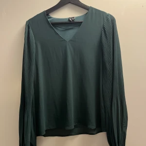 Topp Vero Moda - Grön topp från vero moda i stl S