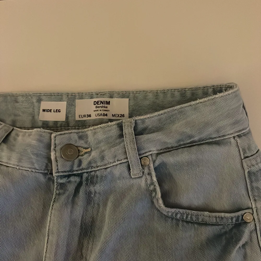 Snygga vida ljusblå jeans från bershka, som nya! Storlek 36💘. Jeans & Byxor.