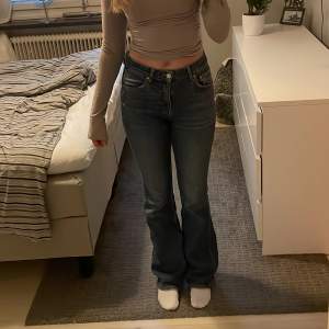 Sparsamt använda jeans från Gina i storlek 36, superfin blå färg❤️‍🔥❤️‍🔥 lite slitna längst ner med ingen som syns när de är på