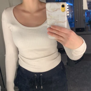 Vit topp - Väldigt fin vit dopp i storlek S ifrån even&odd 😊använd många gånger men i bra skick ❤️