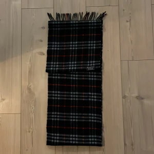 Burberry halsduk  - Tja säljer denna sjukt snygga burberry halsduken i 100% cashmere, perfekt nu inför höst/vintern,skick 9/10, mitt pris 1299, nypris ca 5000. Skriv vid minsta lilla. MVH Simon 