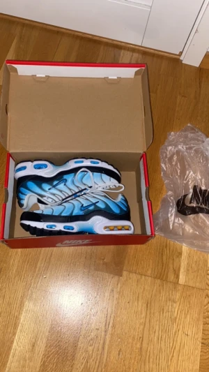Nike tn - Säljer mina Nike tn skor i storlek 39 dom är helt nya men köpte fel storlek det är anledningen varför jag säljer dom dom är helt äkta och absolut inget fel som nya