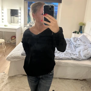 Svart tröja  - Så fin o skön svart tröja 💕 tröjan är aldrig använd och har fina detaljer längst ner på armen 💕 den är i så sjukt mjukt material 💕