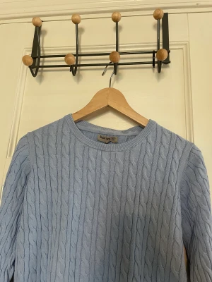 Kabelstickad tröja - Riktigt snygg Kabelstickad tröja i storleken M, skulle rekommendera M-S då den är lite liten i storleken