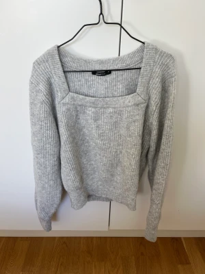 Söt stickad tröja  - Jättefin stickad tröja i mjukt material. Något croppad modell med en superfin fyrkantig urringning och fina puffärmar. 