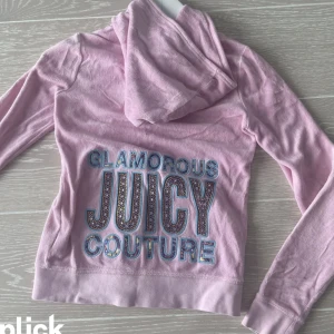 Juicycouturejacka  - Superfin vintage juicycouturejacka i fint skick!❤️I storlek ”14” men passar Xs❤️(Säljer en till liknande i lila i min profil)