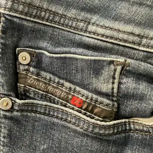 Vintage dieseljeans i nyskick! Dessa jeans köptes för ca 20 år sen, men har nästan aldrig blivit använda sen dess. De är hur sköna som helst, och jättesnygga att vika upp om benen är för långa. Kan skickas eller mötas upp i sthlm, pris kan diskuteras 🔥