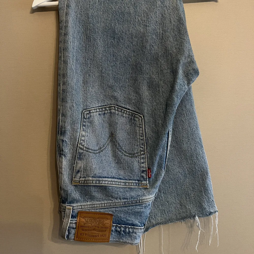 Äkta Levis jeans. ”Straight ribcage” modell. Storlek 29. Går ner till strax under anklarna. Använt fåtal gånger. Nypris 1300kr . Jeans & Byxor.