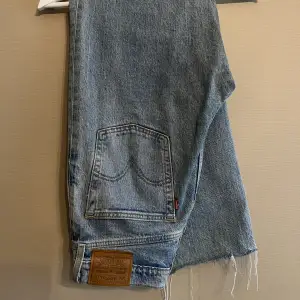 Äkta Levis jeans. ”Straight ribcage” modell. Storlek 29. Går ner till strax under anklarna. Använt fåtal gånger. Nypris 1300kr 