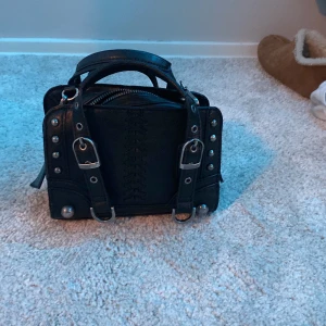 Slutsåld zara väska - Säljer denna jätte fina slutsålda zara väska, väldigt sparsamt anstånd jätte fint skick köp direkt för 300