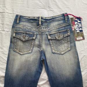 Sjukt fina jeans från 2000-talet med superfina detaljer!! Prislapp finns kvar och de är i toppskick💕🙌🏻  Midjemått: 72 (ganska stretchigt material)  Innerbenslängd: 77cm