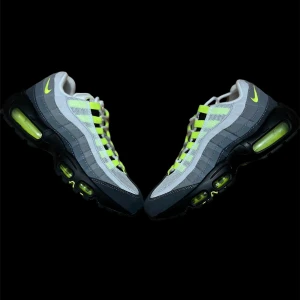 Airmax 95 Neon - Riktigt feta Airmax 95 I OG colourway. Detta är 2015 releasen. Helt oanvända. Storlek 38. Går för 250-300 dollar på StockX runt 2700-3200kr.  Skorna är sjävlklart autentiska, Originallåda och Kvitto finns såklart!   Priset kan diskuteras vid snabb affär:)