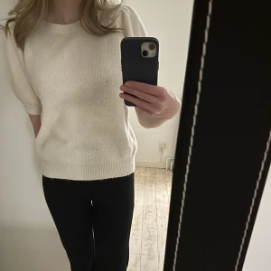 Stickad kortärmad tröja ifrån Vero moda! - Säljer min superfina stickade tröja då jag har en liknande som ja föredrar mer! Den är ifrpn Vero moda, köpt för 1 år sedan. Använd men i bra skick! Storlek M men passar en S/Xs! 🫶🏽köpt för 250 säljer för 100+frakt