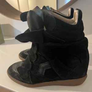 Isabel Marant skor - Säljer nu mina fina fina Isabel Marant skor i storlek 35✨ dom är inköpta för 3 år sen och är använda i gott skick. Köpte dom för 5500kr men säljer dom för 1400kr. Kan tänka mig att gå ner till 1300kr vid snabb och seriös affär.
