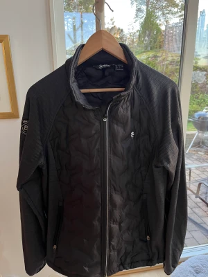 Jacka från abacus - En golfjacka från abacus som är köpt på Kristianstad GK, väldigt bra skick.