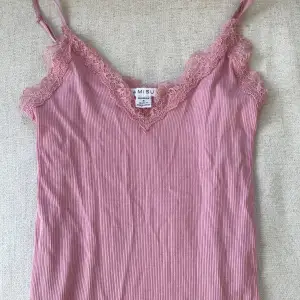 Ett rosa linne köpt från newyoker. andvänt bara några få gånger. kommer bara inte till användning! Storlek S men passar på mig som brukar ha xxs!