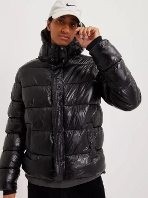 Superdry glansig vinterjacka - Säljer min vinterjacka från förra året  Cond 8/10  Ingen parfym eller rökdoft