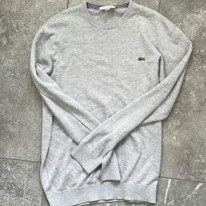Lacoste tröja  - Tjenare! Säljer en riktigt fet Lacoste sweatshirt för en billig peng, finns dock en flaw vid armhålan däremot inget man tänker på och går lätt att laga annars i nyskick! 