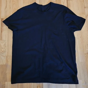 Rick Owens Short Level Tee - Rick Owens short level tee från fogachine SS/22, mainline givetvis. Classic Rick Owens, sjuk passform och magisk kvalite. Ett måste för alla Rick-fans. Storlek L, sitter tts. Väldigt sparsamt använd! 🖤