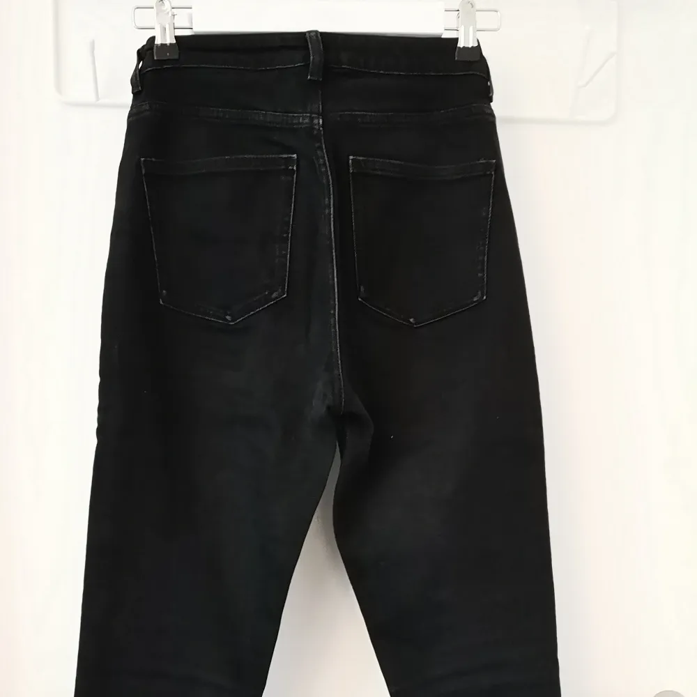 High waist, slim jeans in washed black. Size w26. Professional alteration to shortened the length. My height is 1,60m.. Jeans & Byxor.