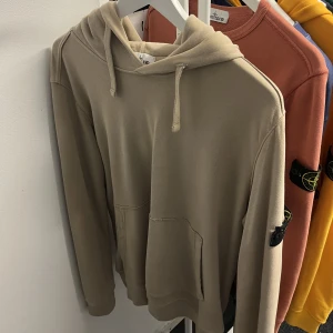 Stone Island Hoodie- Beige - Stone Island Hoodie- Beige Size: Large Cond: 9/10 Pris: 1900:-