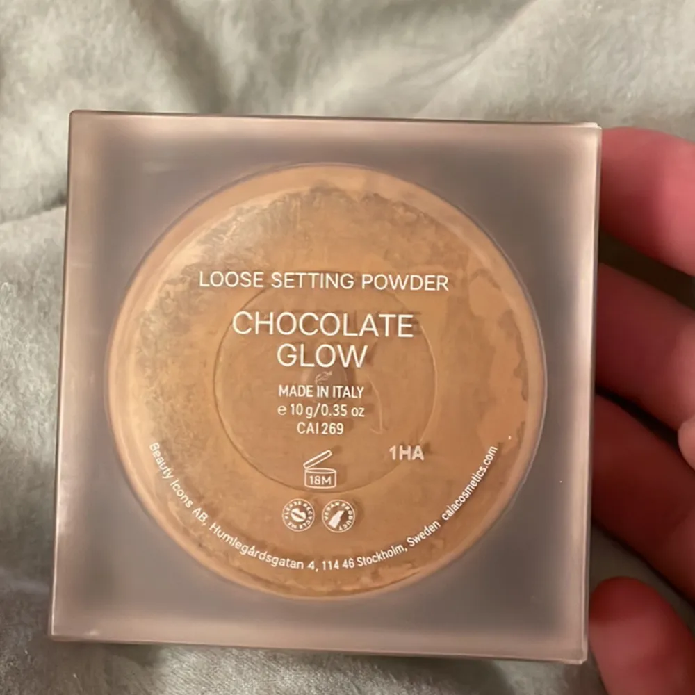 Säljer detta setting powder från Caia i Chocolate Glow. Väldigt lite använt så mycket produkt kvar! Kan gå ner i pris vid snabb affär. Övrigt.