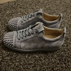 Christian louboutin - Säljer mina loubs pågrund av att dom bara står- storlek 42 men passar 43- säljer för 3800kr- nypris 9400kr- kan tänka mig sänka lite vid snabbaffär- sparsamt använda- lite tecken på användning bara- hör av er vid minsta fundering!! 