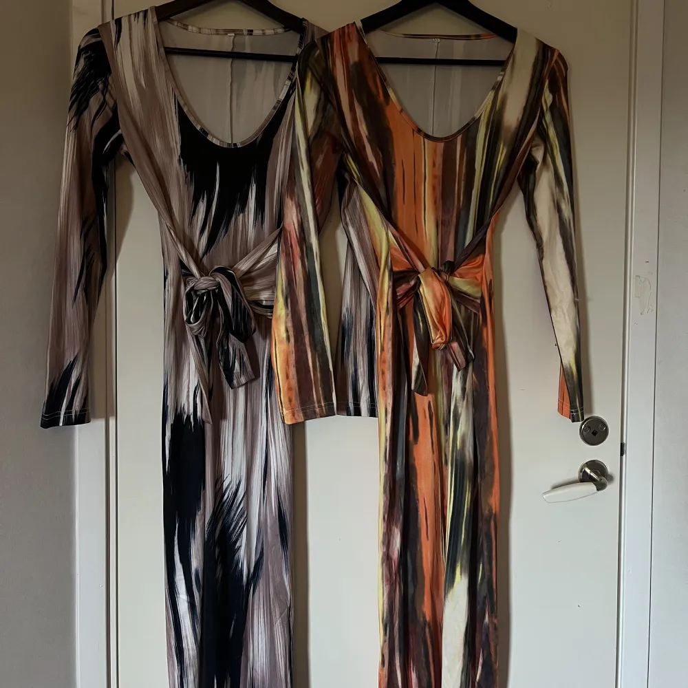 Två super fina klänningar! Ny skick 😍🧡  Säljer båda för 110kr!  Man får så fin form i dom med hjälp av smörerna 😍  Storlek: xs . Klänningar.