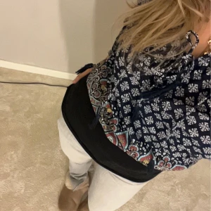 Blus - Blus från Indiska. Säljer då den tyvärr inte kommer till användning. Nyskick!! Använd gärna köp nu💕