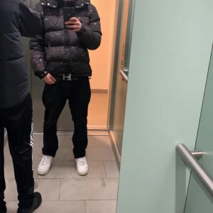 NVLTY jacka - Köpt för 2000 vintern 2022. Lite sliten när det gäller mönstret. Men överlag skick 8/10. Pris kan förstås diskuteras! Storlek S men passar M.