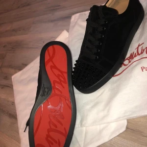 Christian louboutin (spikar) - Helt nya, använda 1 gång inomhus. Nypris 6900kr och mitt pris 3000kr. Priset kan diskuteras vid snabb affär😁.  Du får med alla påsar, extra spikar, skohorn och skosnören.