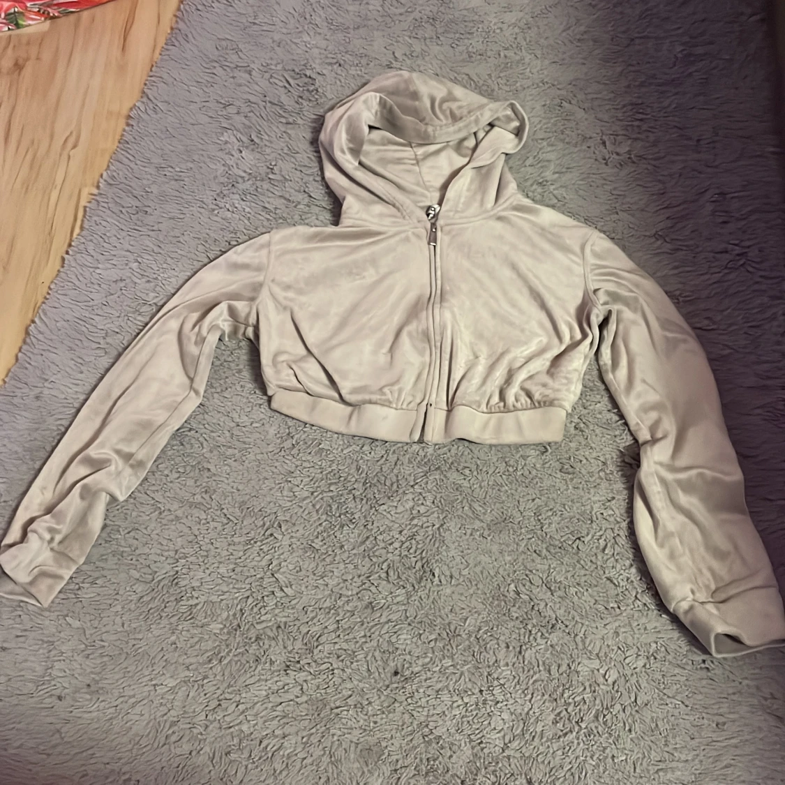 En gosig kofta jätte fin men den är för tight för mig och är använd tre gånger och den är ny tvättad