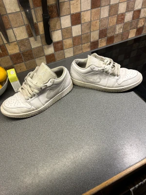Jordans  - Vita jordans som även tvättas innan dom levereras och dom ör välvårdade utan håll och skador på sig 