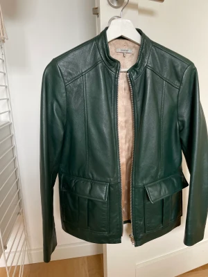 Fin skinnjacka från Ganni - Mycket fin skinnjacka i grönt från Ganni. 