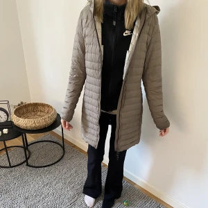 Para jumper jacka  - Säljer min fina para jumper jacka i beige i storlek xs men känns lite som en s super fint skick, pris går att diskutera🩷