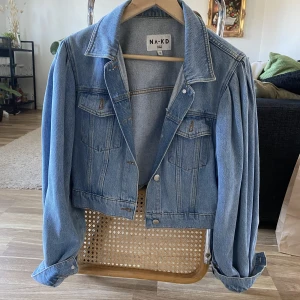 Jeansjacka🩵 - Säljer min jeansjacka från NA-KD, kortare modell med en aning ballongärmar. Jätteskön och sparsamt använd, ser ut som ny🩵